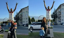 Merih Demiral'ın eşi çocuklarıyla birlikte Bolu'da eşinin heykeli önünde fotoğraf çektirdi