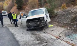 Otomobil ve minibüs kafa kafaya çarpıştı: 1’i ağır 10 kişi yaralandı!