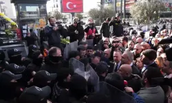 Esenyurt Belediyesi önü karıştı! CHP'lilerle güvenlik görevlileri arasında arbede...