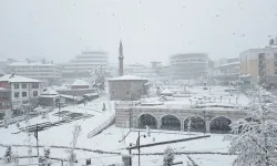 Bolu kent merkezinde kar yağışı sürüyor! Kar kalınlığı 28 santimetreye ulaştı