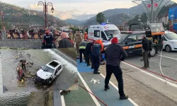 Otomobil ile feci şekilde çarpıştı: Çok sayıda öğrenci yaralı