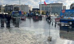 Taksim'de su borusu patladı! Su birikintileri vatandaşa zorluk yaşattı