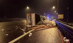 Bolu Dağı Tüneli çıkışında devrilen tır ulaşımı aksattı