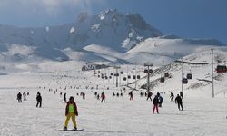 Erciyes Kayak Merkezi'nde hafta sonu yoğunluğu yaşandı