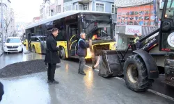 Kağıthane'de yol çöktü: İETT otobüsü oluşan çukura düştü!