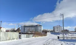 Mardin'de kuvvetli rüzgar çatı parçasını çocuk parkına düşürdü!