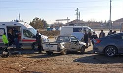 Konya'da otomobil ve kamyonet çarpıştı! 5 yaralı