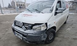 Aksaray'da otomobil ile hafif ticari araç çarpıştı! 4 yaralı