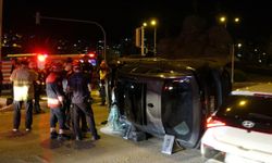 İzmir'de Kontrolden Çıkarak Takla Atan Otomobil, Trafik Lambasına Çarptı: 1 Yaralı