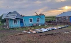 Kars'ta Kuvvetli Rüzgar Çatıları Uçurdu