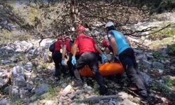 Muğla'da Kayalıklara Düşen Alman Paraşütçü, Hayatını Kaybetti