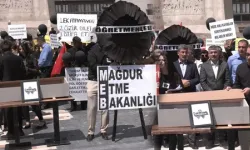Atanamayan Öğretmenlerden 'Tabutlu' Protesto: Eğitim Sisteminin Cenaze Namazını Kıldılar