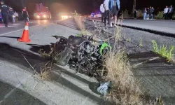 Farları yanmayan araç yarış yapan motosikletlere çarptı: Can kaybı ve yaralılar var
