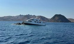 Bodrum'da kayalıklara çarpan motoryatı kurtarma çalışmaları sürüyor