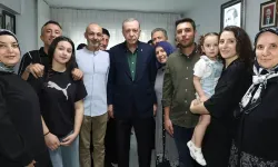 Cumhurbaşkanı Erdoğan, 15 Temmuz darbe girişiminde 3 yakını şehit olan Muzaffer Gülşen'i evinde ziyaret etti