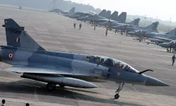 Hindistan'da askeri jet düştü: Pilotların durumu belirsiz