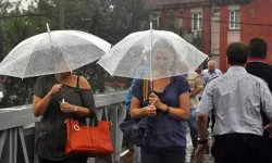Türkiye'yi Gök Gürültülü Sağanaklar Bekliyor: Sıcaklıklar Düşüşe Geçiyor