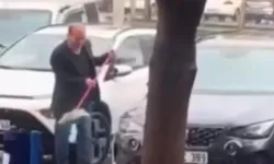 Batman'da sağanak yağmur altında arabasını yıkadı