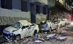 Zeytinburnu’nda Binadan Kopan Parçalar Araçların Üzerine Düştü