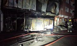 3 Katlı Binada Çıkan Yangın Bitişiğindeki Binaya Sıçradı, Söndürüldü