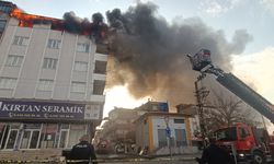 Beş Katlı Binanın En Üst Katından Alevler Yükseldi