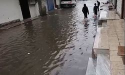 Adana’da Yağışlar Şiddetlendi, Yollar Sularla Kaplandı