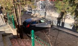 Apartman Bahçesine Düşen Otomobilde 4 Yaralı