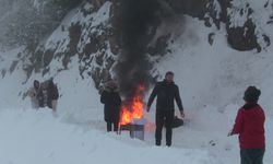 Artvin’de Kar Nedeniyle Araçlar Yolda Kaldı, Sürücüler Ateş Yakarak Isındı