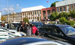 Adliye Önünde Boşanma Aşamasındaki Eşini Bıçakladı