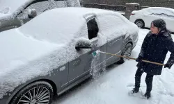 Ardahan Beyaza Büründü, Sürücüler Araçlarındaki Karı Temizledi