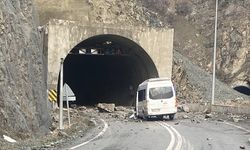 Artvin’de Yamaçtan Kopan Kaya Minibüse Çarptı