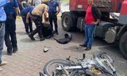 Aydın’da Motosiklet Sürücüsü, Kamyonun Altında Kalarak Yaralandı