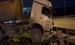 İstanbul - Başakşehir'de Dorsesi Açık Kalan Kamyon Bariyerlere Çarptı; Şoförü Ağır Yaralandı