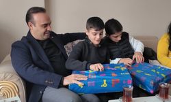 Bakan Kacır, Buldukları Altını Teslim Eden Çocukları Ziyaret Etti