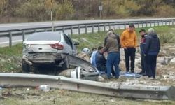 Bariyerleri Aşıp Refüje Giren Otomobilde 2 Kişi Yaralandı