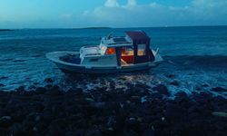 Bozcaada Açıklarında Karaya Oturan Teknede 2 Kişi Kurtarıldı