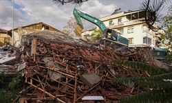 Balıkesir Sındırgı’da 27 Ekim Depreminin Ardından Hasarlı Binalar Yıkılıyor