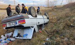 Çorum’da Kaza: Otomobil Tarlaya Yuvarlandı, 2 Kişi Yaralandı