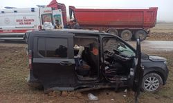 Çorum’da Yan Yatan Tır’a Çarpan Hafif Ticari Araçtaki Çift Yaralandı