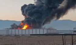 Denizli'de Fabrika Yangını: Alevler Fabrikanın Büyük Bölümünü Sardı