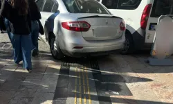 Yaya Geçidine Park Yapan Sürücü, Engelliyi Kaldırımdan Alıkoydu