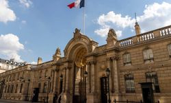 Soyguncular Elysee Sarayı’ndan Binlerce Avroluk Gümüş Çaldı