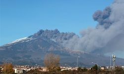 İtalya'da Etna Yanardağı Kül Ve Lav Püskürttü