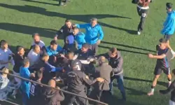 Elazığ'da amatör maçta saha karıştı: Emniyet güçleri zor ayırdı