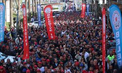 İzmir’deki Belediye İşçileri, İkinci Gün Eyleminde Meşalelerle Yürüdü