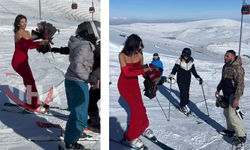 Kırmızı Elbisesiyle Erciyes’te Kayak Yapıp Gül Dağıttı