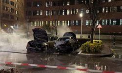 Hastane Otoparkında Park Halindeki 2 Otomobil Yandı