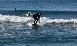 Hatay’da Güneşli Havanın Keyfi Sörf Yaparak Çıkarıldı