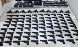 Hatay’da silah kaçakçılığı operasyonu: Otomobilden 90 tabanca çıktı