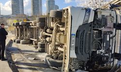 İstanbul Başakşehir’de Hafriyat Kamyonu Refüje Çarptı, Karşı Şeride Devrildi